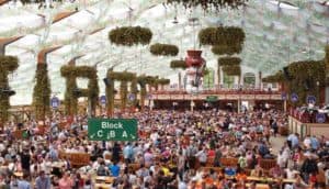 Ein Festzelt auf dem Münchner Oktoberfest