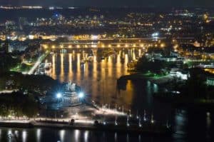 Das Deutsche Eck von Koblenz bei Nacht