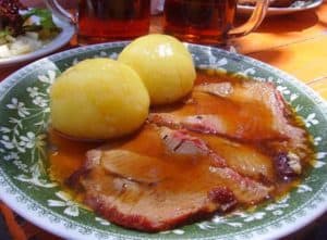 Traditionell deftiges Essen aus der böhmischen Küche