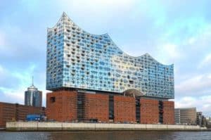 Hamburg bei Nacht mit dem neuen Wahrzeichen der Elbphilharmonie