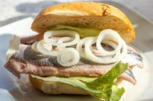 Ein Fischbrötchen - ein kulinarisches Must Have beim Hamburg-Aufenthalt