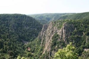 Blick vom Hexentanzplatz ins Bodetal und auf das Felsmassiv der Roßtrappe