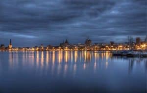 Die Skyline von Rostock bei Nacht