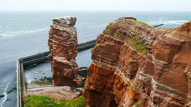 Die einzige Hochseeinsel Deutschlands ist Helgoland.