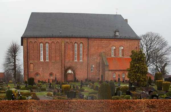 Engerhafe: Blick auf die alte Kirche 