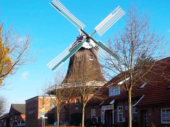 Münkeboe: Die Mühle im Ortskern