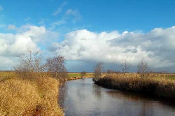 Viele Kanäle prägen das Landschaftsbild im Südbrookmerland (Copyright: www.deutschlandreise-online.de)