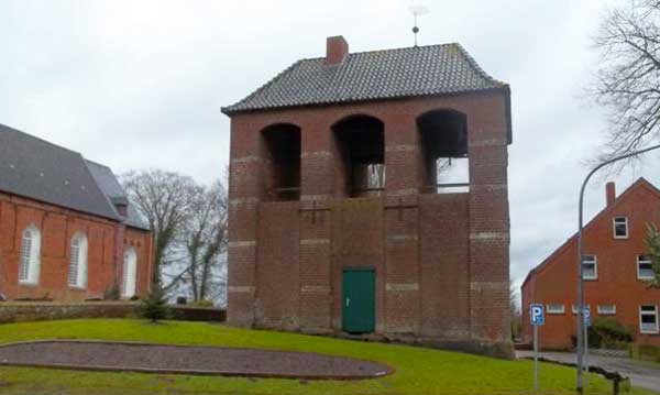 Kirchturm der Kirche in Victorbur