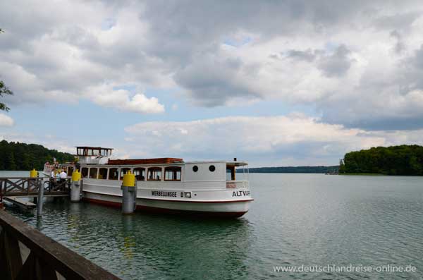 Der Werbellinsee mit dem Ausflugsschiff Altwarp