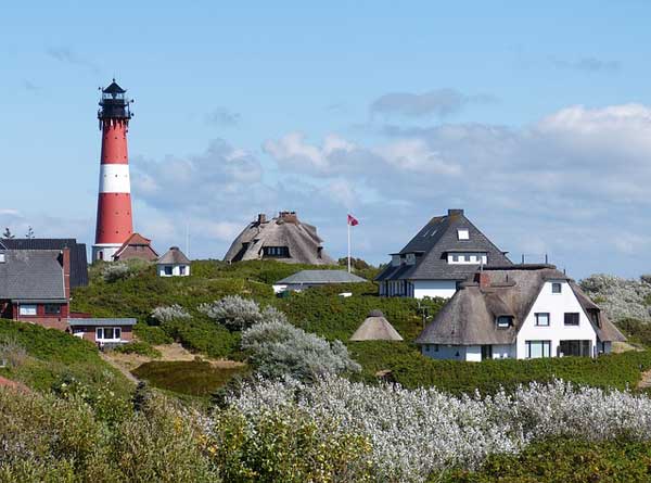 Hörnum auf Sylt mit Leuchtturm und redgedeckten Ferienhäusern