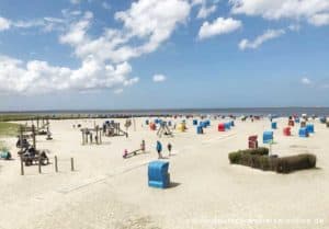 Strand von Nessmersiel mit Kinderspielplatz und Rollstuhlweg © Deutschlandreise