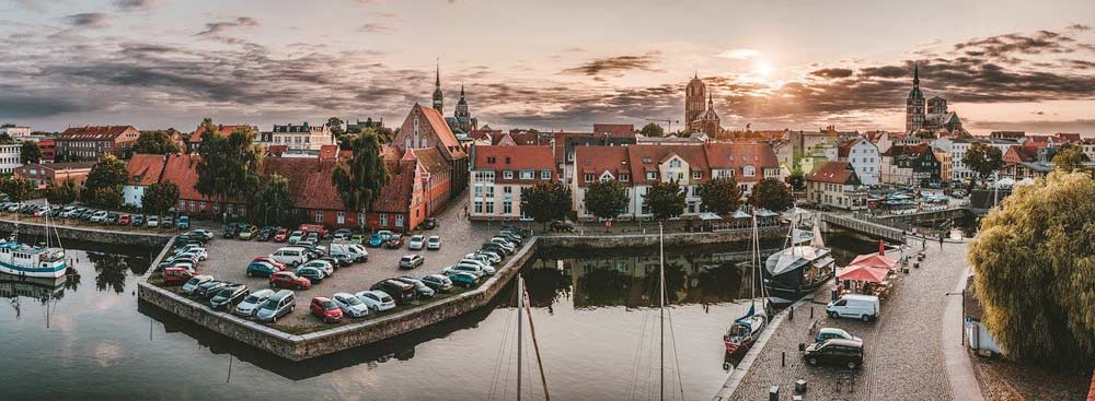 Blick auf Stralsund mit Hafen