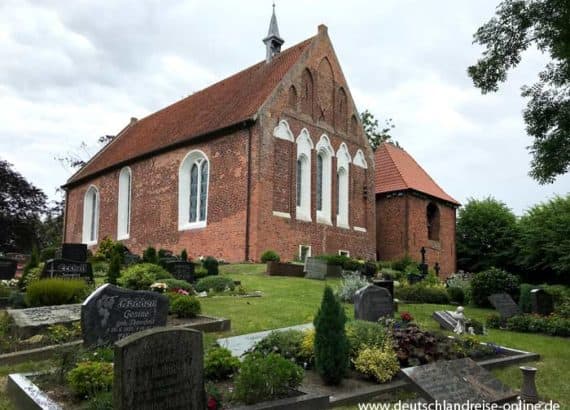 Friedhof und St. Bartholomäus Kirche in Dornum © Deutschlandreise