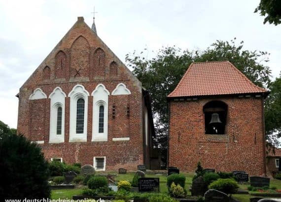 Kirche und Glockenturm Dornum © Deutschlandreise