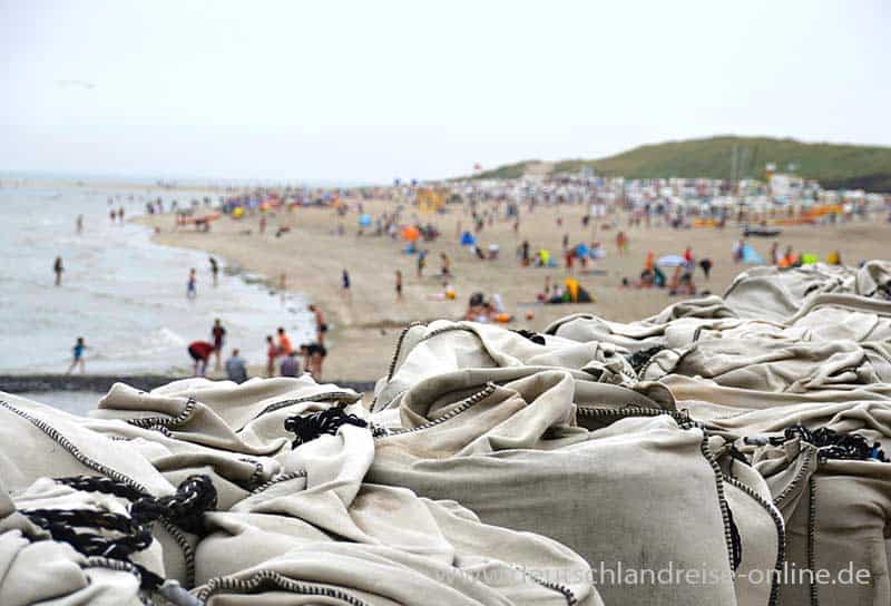 Großsandsäcke als Küstenschutz am Strand von Baltrum
