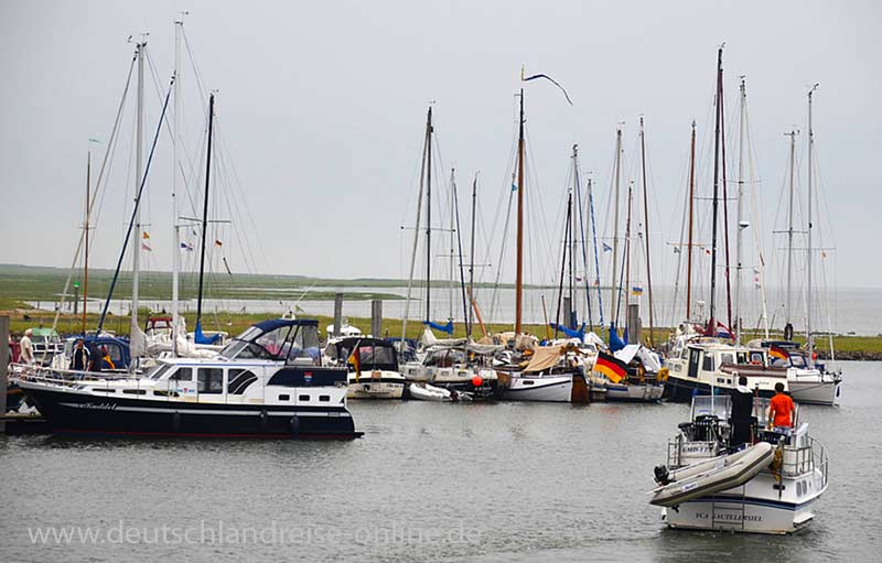 Yachten im Hafen Baltrum