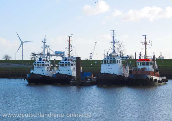 Schlepper im Emder Außenhafen