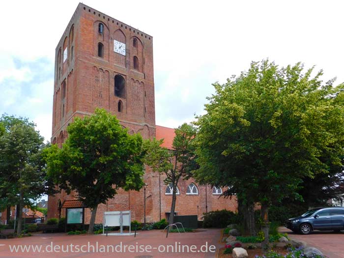  Der bekannte Störtebekerturm in Marienhafe