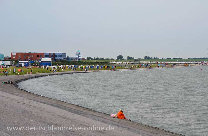 Norddeich - Blick auf den Strand und auf das Haus des Gastes