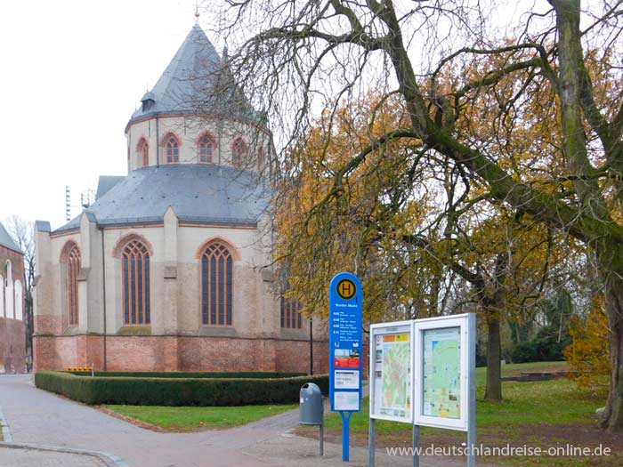 Die Ludgerikirche am Norder Marktplatz