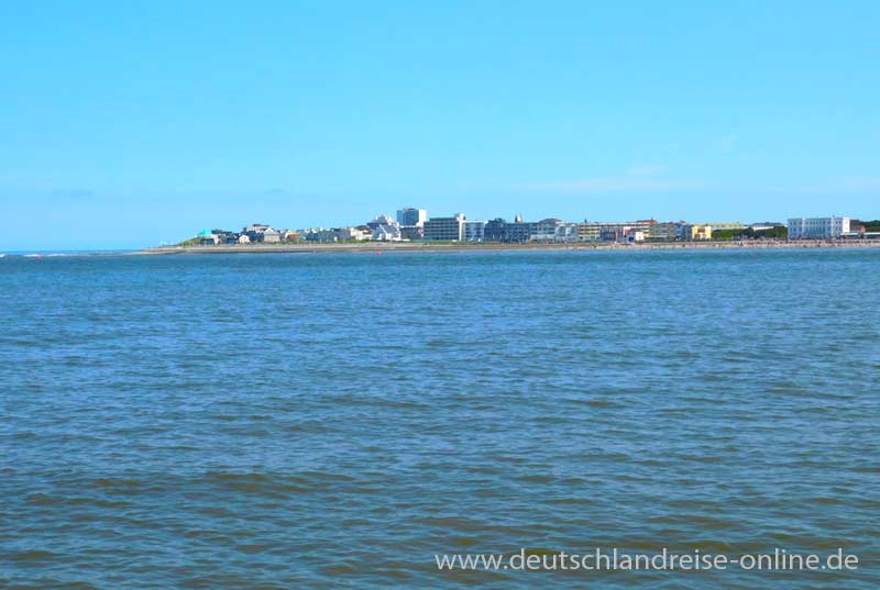 Insel und Stadt Norderney von der Fähre aus fotografiert