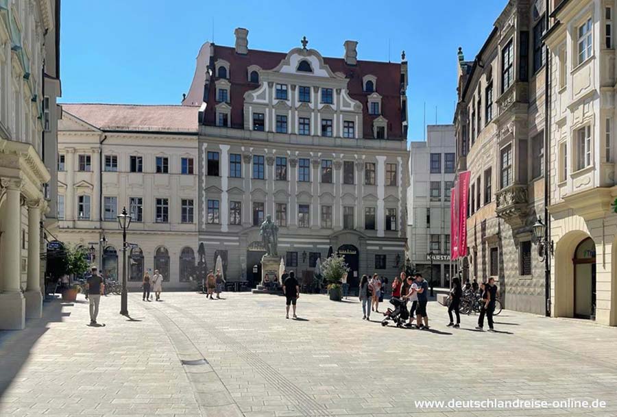 Fuggerplatz mit Fuggerdenkmal und Köpfhaus