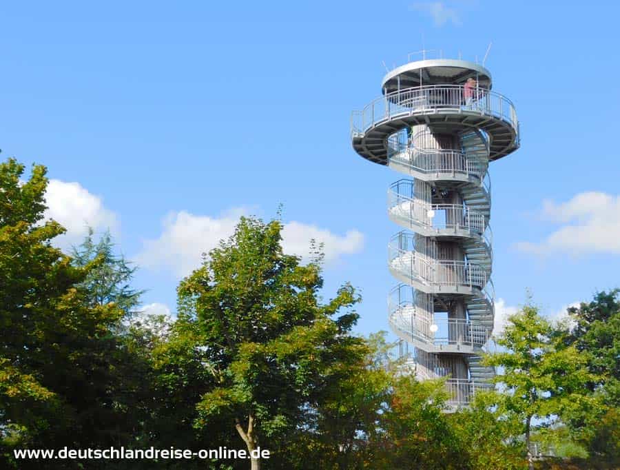 Aussichtsturm im Park der Gärten