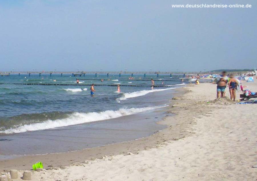 Graal Müritz Strand mit Seebrücke im Hintergrund