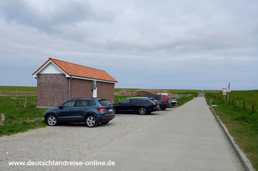 Parkplatz vor dem Nordseedeich