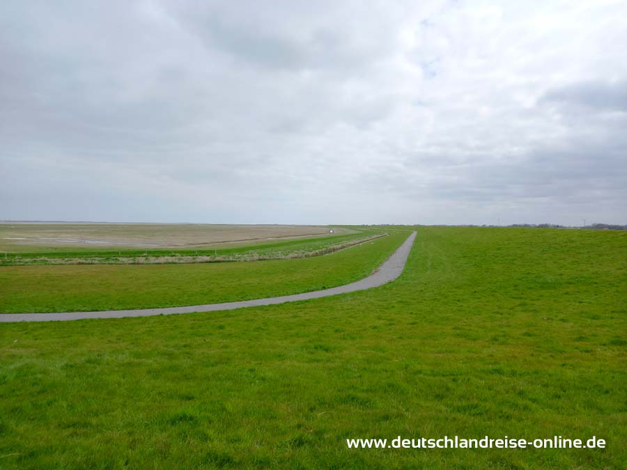 Weg an der Seeseite Richtung Neßmersiel