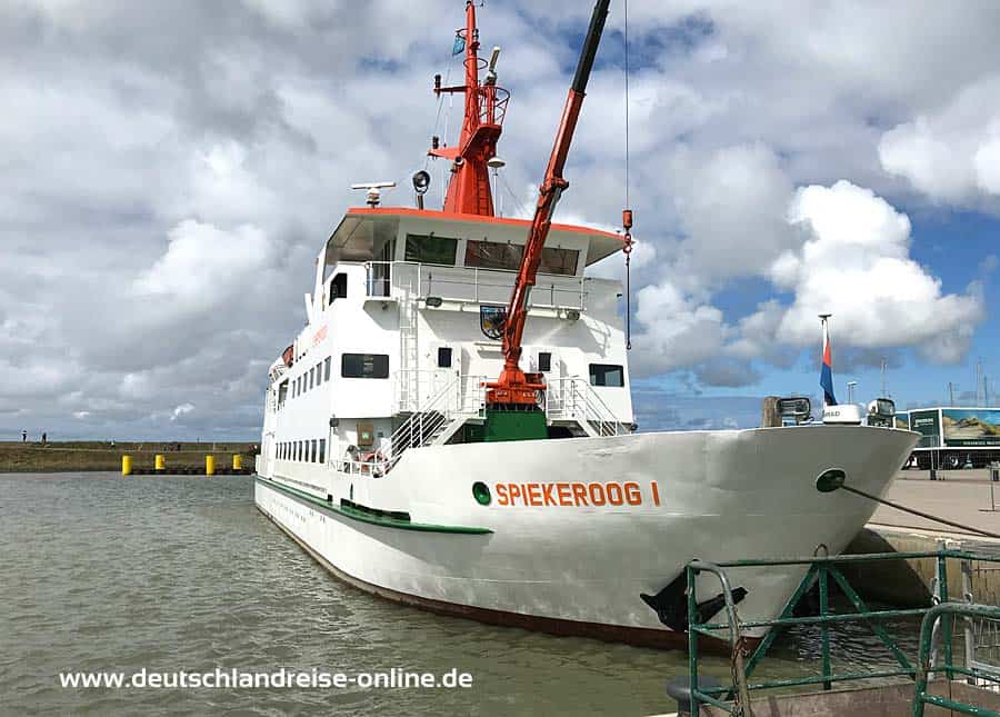 Fähre nach Spiekeroog im Hafen von Neuharlinger Siel