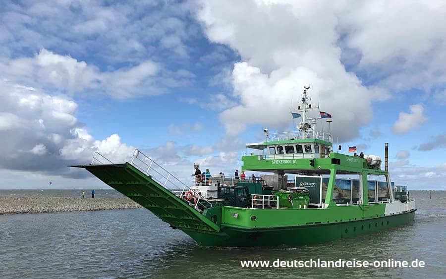 Fähre von Spiekeroog im Hafen von Neuharlinger Siel