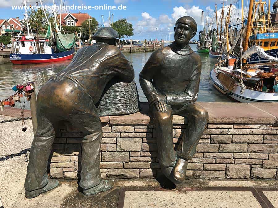 Der „alte und der junge Fischer“ in Neuharlingersiels Hafen