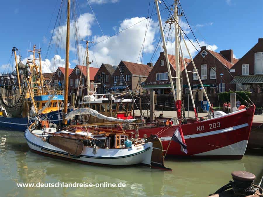 Der Hafen mit Gastronomie in Neuharlingersiel