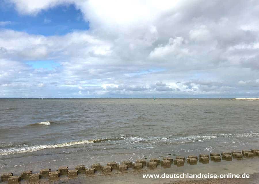 Neuharlingersiel - der Nordseestrand bei Hochwasser