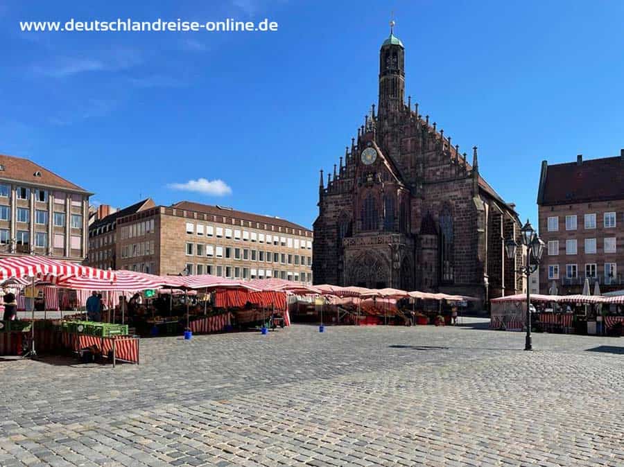 Nürnberger Hauptmarkt mit Frauenkirche
