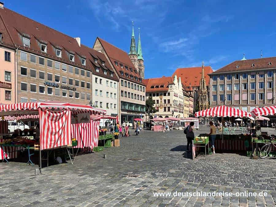 Nürnberger Hauptmarkt mit Blick auf die Sebalduskirche 