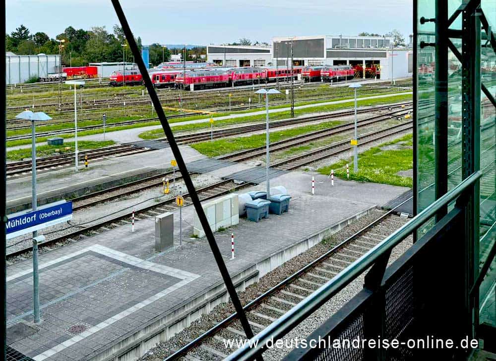 Blick auf die Gleise im Bahnhof von Mühldorf am Inn