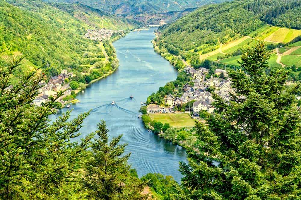 Mosel mit Weinberge