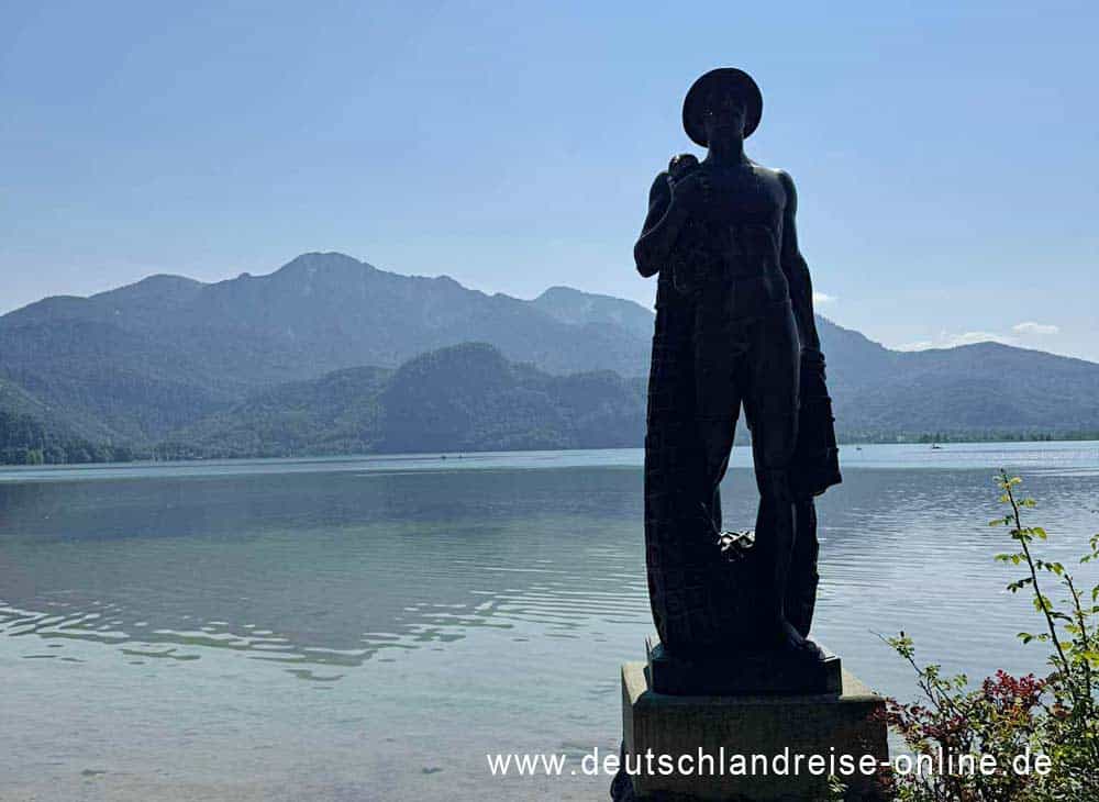 Statue „Der Fischer“ am Ufer des Kochelsees