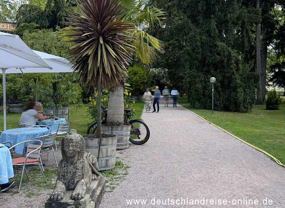 Besucher genießen den Botanischen Garten