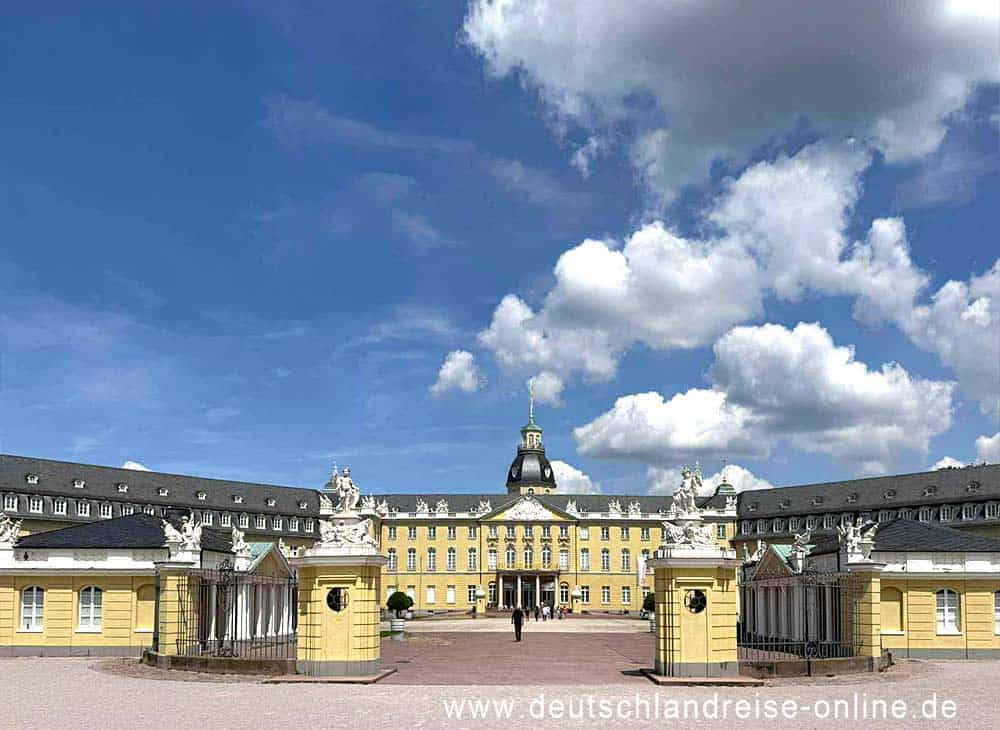 Das barocke Schloss als wichtige Sehenswürdigkeit in Karlsruhe
